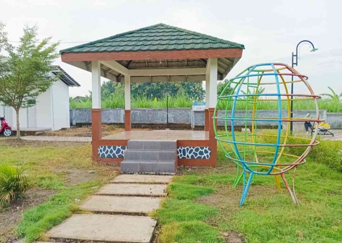Gazebo di pojok lapangan, nyaman untuk duduk-duduk (dokumentasi pribadi: Isti Yogiswandani)