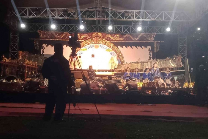 Sindhen Elisha saat jadi MC panggung (Sumber: Dokumen Pribadi)