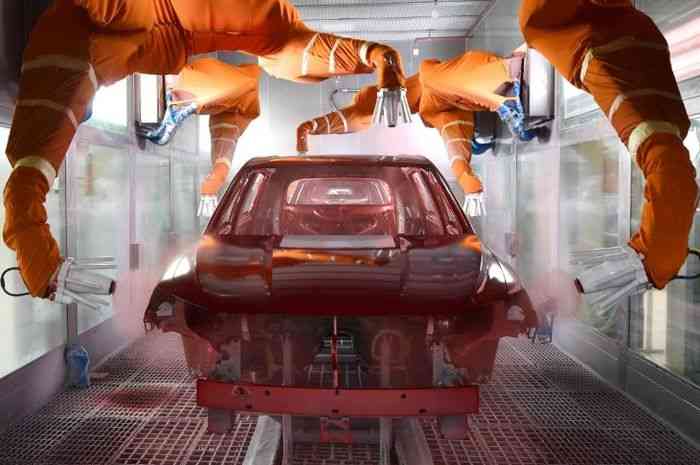 Foto : Robot Pengecat Mobil sumber : https://www.gridoto.com/read/222890592/cat-mobil-orisinal-atau-sudah-repaint-bisa-ketahuan-dengan-cara-ini?page=a