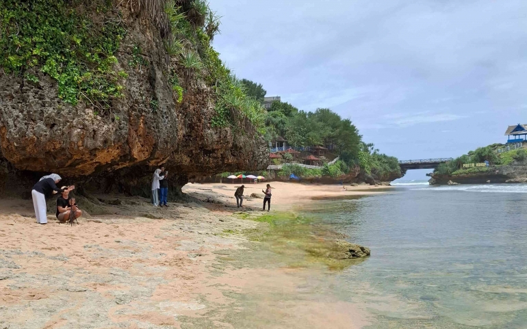 Foto Suasana Pantai Kukup (Sumber: Dokumentasi Pribadi)