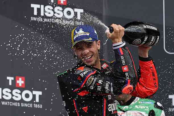 Marco Bezzecchi berhasil memenangkan balapan di Sirkuit Silverstone, Inggris. Sumber: getty images.