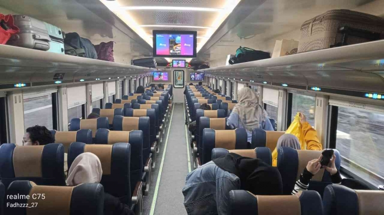 Sumber:Foto milik saya sendiri sedang menaiki KA Progo menuju Yogyakarta