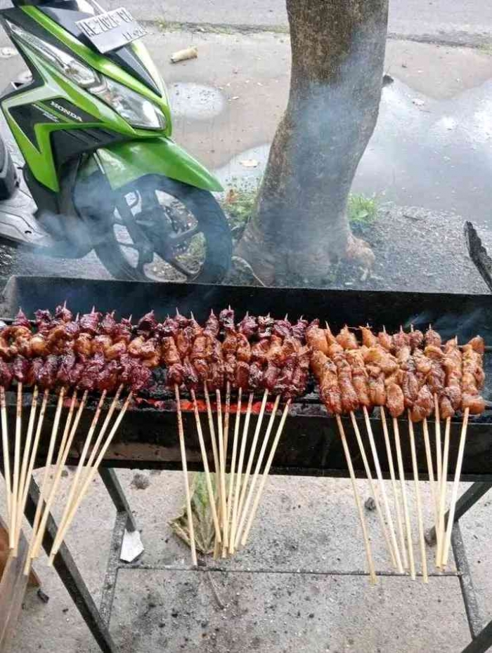 Sate kambing yang sedang dibakar(sumber: Facebook senja sore)
