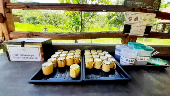 Ngopi sepuasnya, bayar seikhlasnya (foto: dokumentasi pribadi)