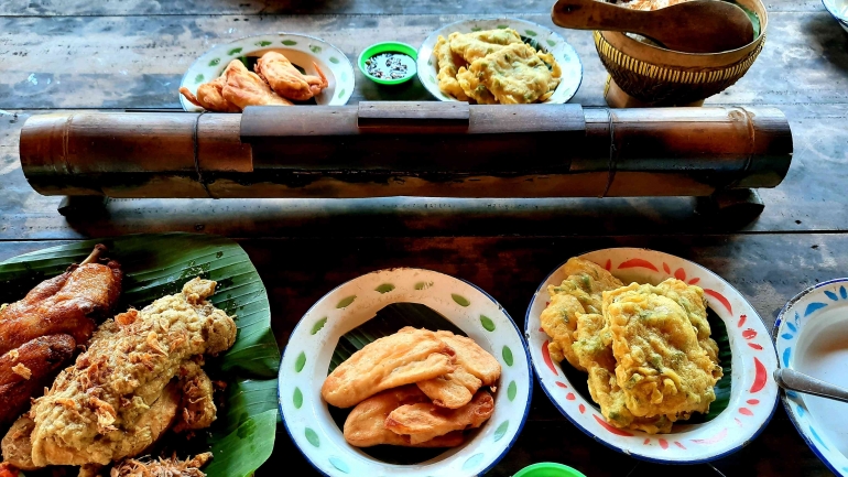 Ayam ingkung dan hidangan lainnya yang disantap bersama garang asem bambu (foto: dokumentasi pribadi)