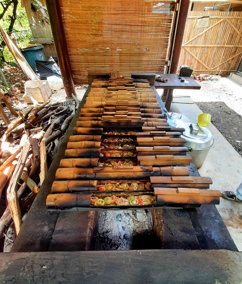 Pembuatan garang asem bambu dengan menggunakan kayu bakar (foto: dokumentasi pribadi)