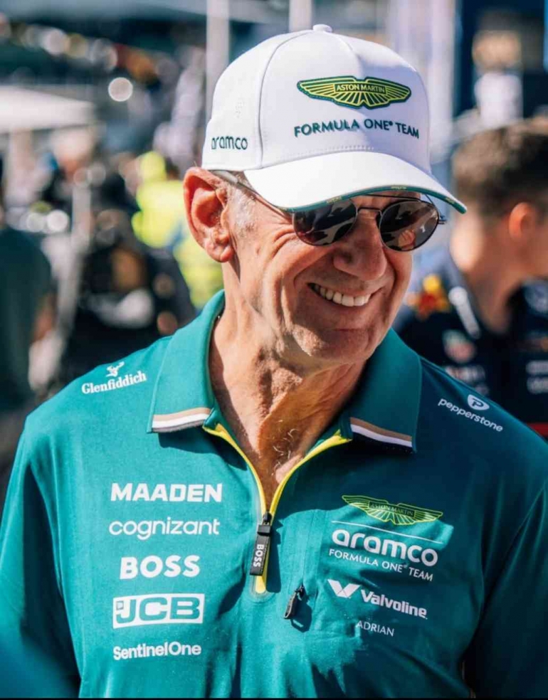 Foto adrian newey menggunakan Jersey Asthon Martin Formula 1 (Sumber : Ig @asthonmrtinf1 )
