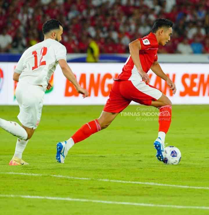 Rizky Ridho berusaha menjauh dari kejaran pemain Bahrain (25/3/2025) (foto:timnas Indonesia)