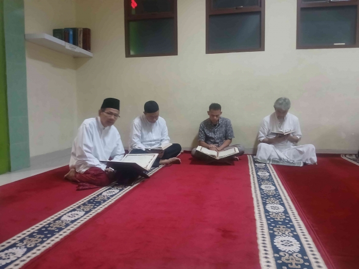 Pengajian subuh di musholla al hamzah jatibening indah/dokpri