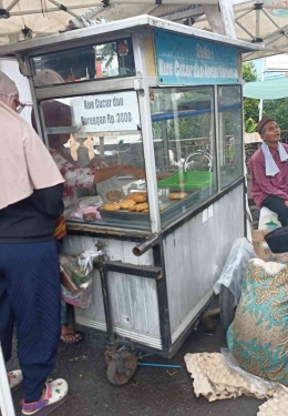 Banyak penjual makanan di Pasar Lama (dokpri)