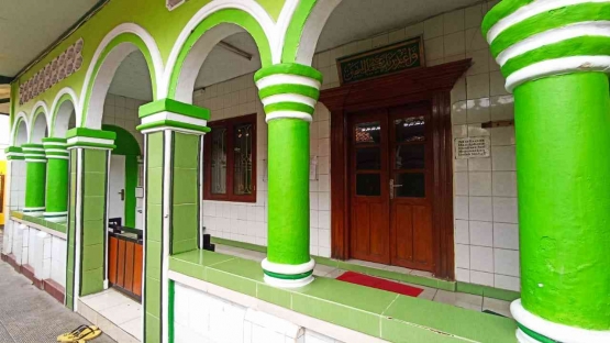 Masjid Jami Kalipasir yang dominan putih hijau (dokpri)Â