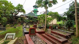 Ada makam di samping masjid (dokpri)