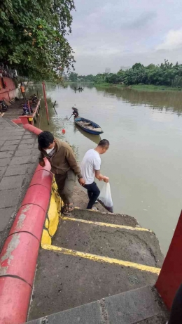 Tradisi melepas ikan lele (dokpri)