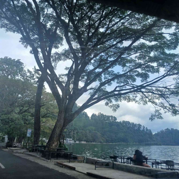 Indahnya telaga ngebel, salah satu wisata andalan Ponorogo (dokumentasi pribadi: Isti Yogiswandani)