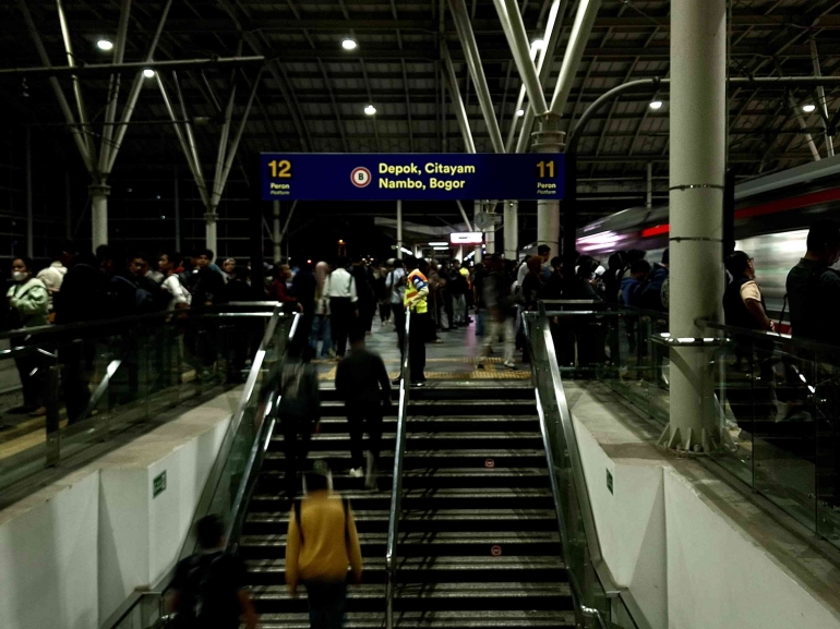 Dokumentasi pribadi - Suasana transit di Stasiun Manggarai