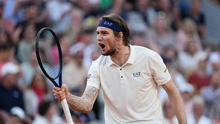 Alexander Bublik ke perempat final RG 2025. (Sumber foto: Puntodebreak.com)