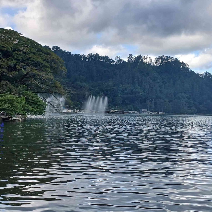 Air mancur menari dilihat dari kejauhan di siang hari(dokumentasi pribadi: Isti Yogiswandani)