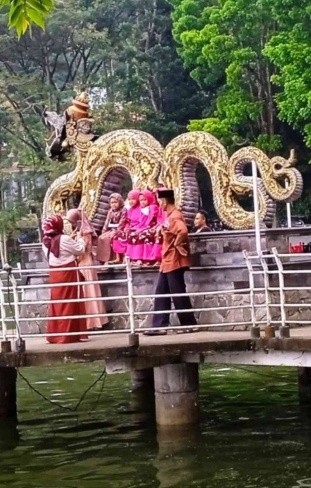 Patung naga Baru klinting yang pernah menjadi ikon telaga ngebel (dokumentasi pribadi: Isti Yogiswandani)