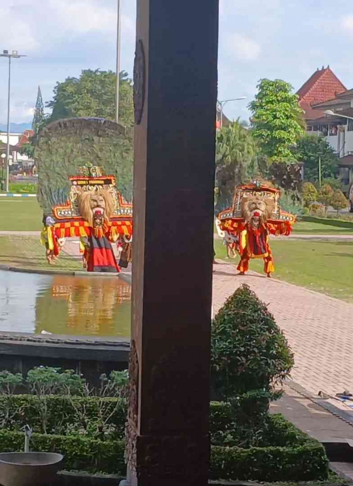 Dadak merak yang menggambarkan perwujudan Singo Barong (Dokumentasi pribadi Isti Yogiswandani)