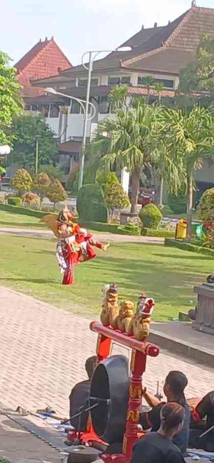 Penampilan tokoh Prabu Klana Swandana dengan pecut Samandiman (Dokumentasi Pribadi Isti Yogiswandani)