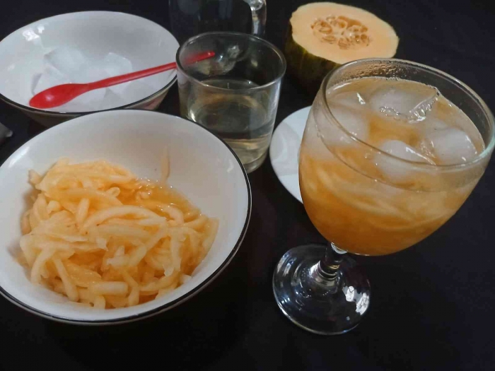 Yuk membuat es serut blewah (dokumentasi pribadi: Isti Yogiswandani)