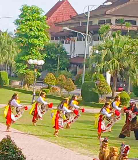 Penari jathil yang menggambarkan pasukan berkuda (Dokumentasi Pribadi Isti Yogiswandani)