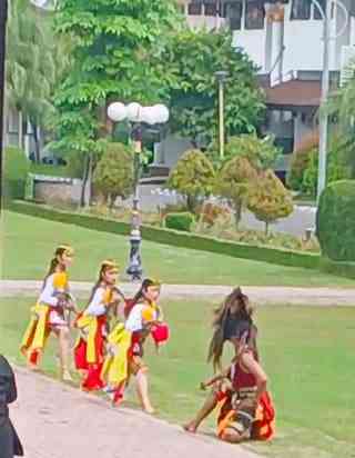 Penari Bujang Ganong yang menggambarkan rasa suka cita Patih Pujangga Anom karena lamaran rajanya diterima (dokumentasi pribadi: Isti Yogiswandani)