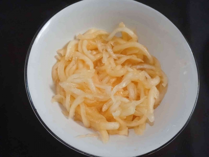 Serut blewah dan taruh dalam wadah (dokumentasi pribadi: Isti Yogiswandani)