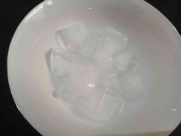 Tambahkan es batu (dokumentasi pribadi: Isti Yogiswandani)