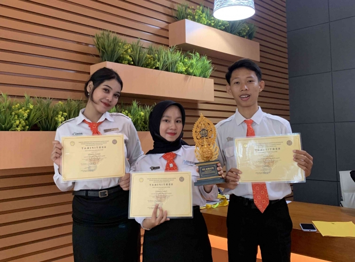 Foto ketiga mahasiswa program studi pengelolaan konvensi dan acara kampus POLITEKNIK PARIWISATA PALEMBANG
