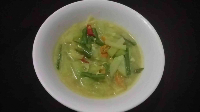 Sayur lodeh. Sayur bersantan tidak terlalu kental dengan bermacam sayuran (dokumentasi pribadi: Isti Yogiswandani)