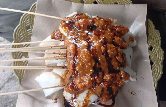 Sate ayam Ponorogo yang disajikan dengan lontong, susah untuk ditolak, hehehe..(dokumentasi pribadi: Isti Yogiswandani)