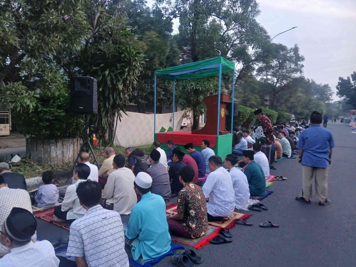 Suasana sholat idul adha di jalan jamika bandung/dokpri