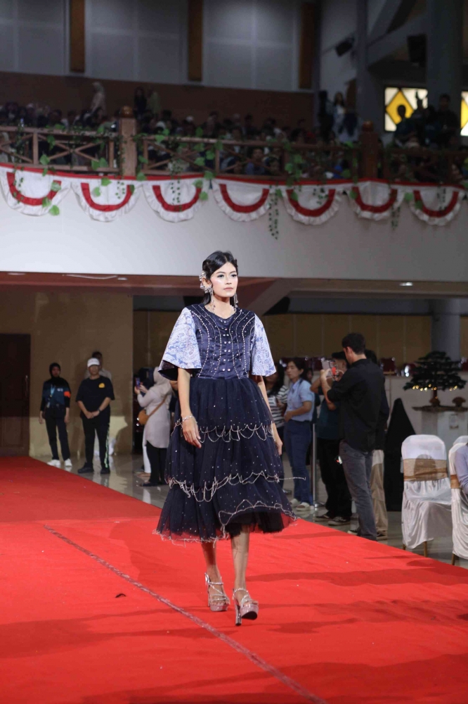 RUANG JIWA SAMUDRA TRANSFORMATION DRESS YANG MELENGGANG DI ATAS PANGGUNG GELAR KARYA UNNES