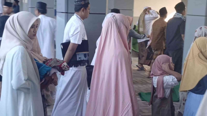 Saat itu para muslim berbondong-bondong melaksanakan salat ied. Salat Idul Adha(dokumentasi pribadi: Isti Yogiswandani)