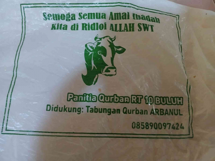 Plastik bungkus daging kurban dari RT 10(dokumentasi pribadi: Isti Yogiswandani)
