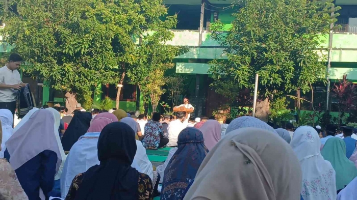 Pesan KH Sirjanul Gufron dalam Idul adha 2025 di SMPN 1 Dolopo(dokumentasi pribadi: Isti Yogiswandani)