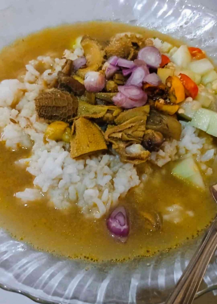 Nasi tengkleng hewan kurban, maknyus. Bisa kita nikmati karena ada yang ikhlas berkurban (Dokumentasi pribadi: Isti Yogiswandani)