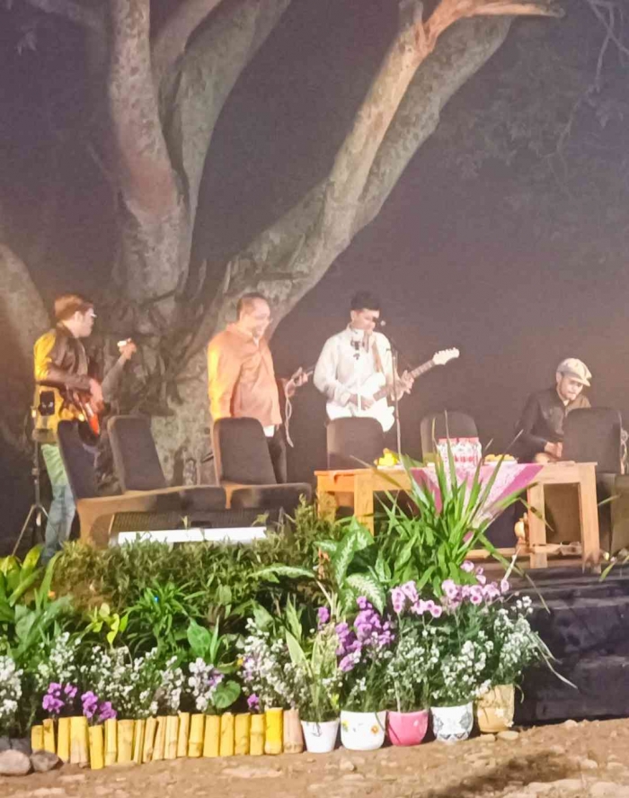 Grup musik yang menghibur peserta MOX 2025 saat makan malam di telaga sarangan (dokumentasi pribadi: Isti Yogiswandani)