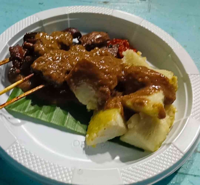 Lontong sate ayam, salah satu hidangan makan malam dari pemkab Magetan (dokumentasi pribadi: Isti Yogiswandani)