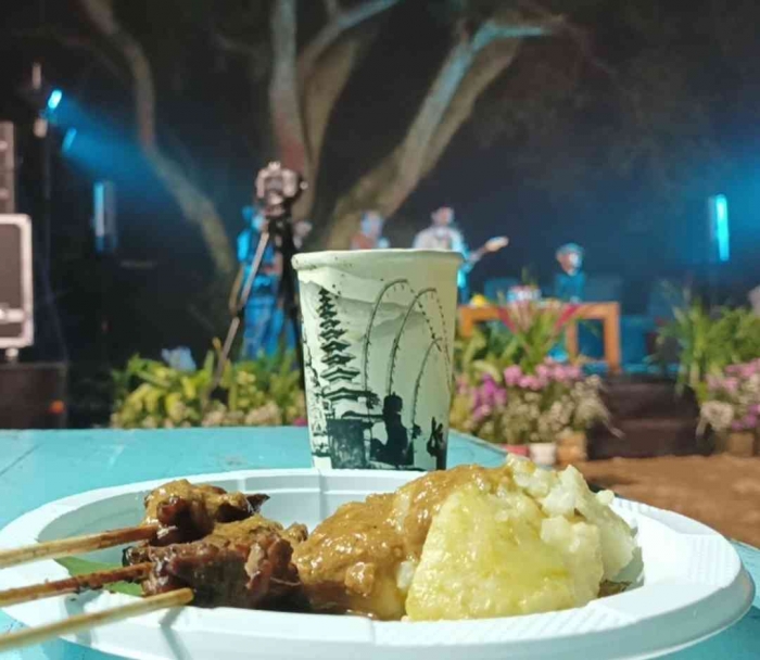 Acara makan malam di Parkiran bis Wisata Sarangan yang disulap jadi tempat makan malam, diskusi dan bermalam (dokumentasi pribadi: Isti Yogiswandani)