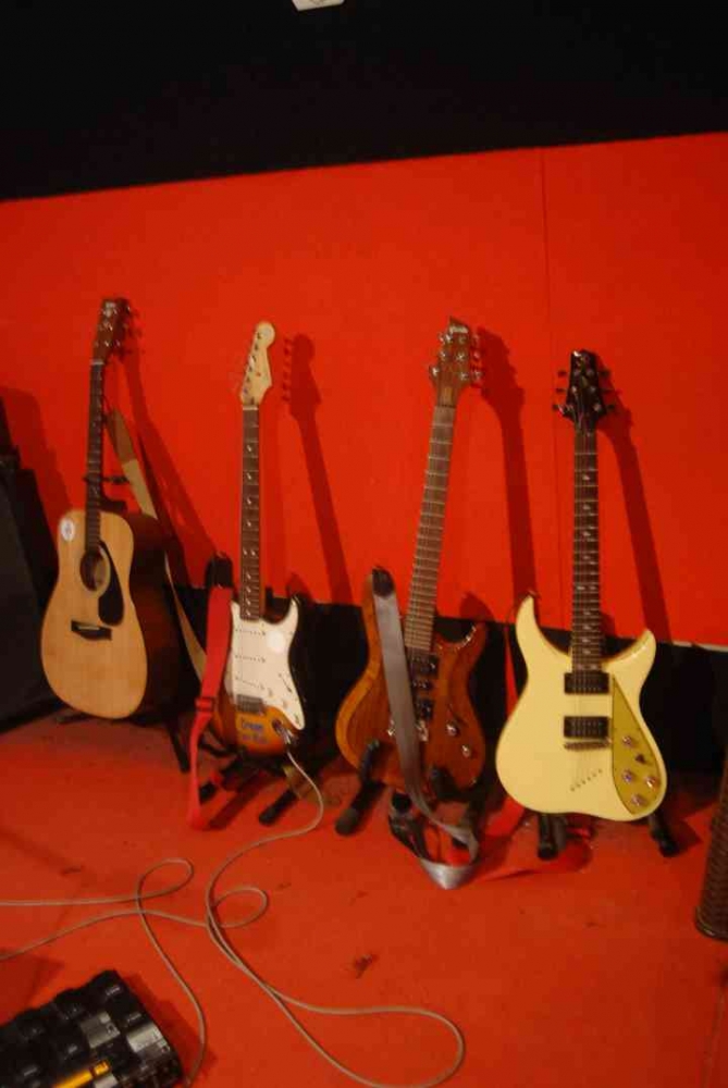 Kumpulan gitar yang dimiliki oleh Dream Music Studio
