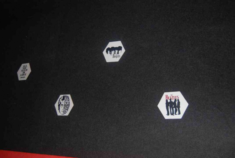 Kumpulan stiker band di dalam studio musik