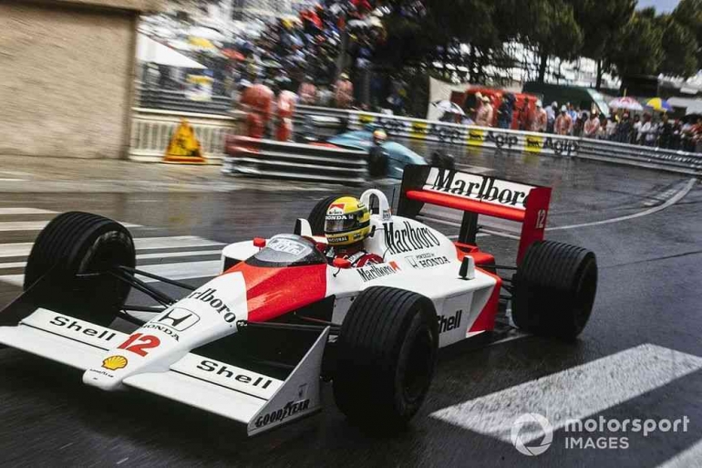 Potret Senna dengan Mobil McLaren MP4/4 (Sumber: Autosport.com)