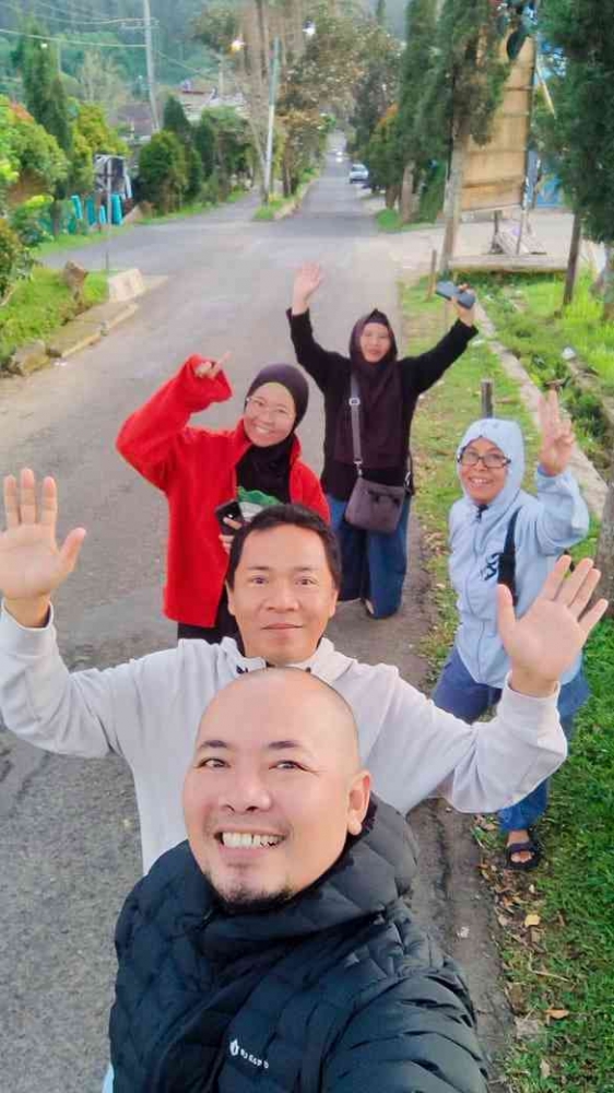Berjalan menuju telaga Sarangan bersama para Bestie(Dokumentasi pribadi: Om Pop)