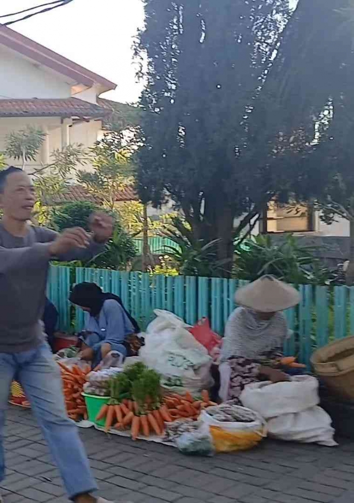 Penjual sayuran di tepi telaga (Dokumentasi pribadi: Isti Yogiswandani)