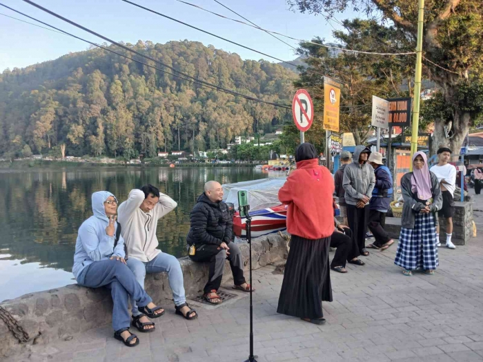 Suasana pagi di telaga sarangan (dokumentasi pribadi:Isti Yogiswandani)