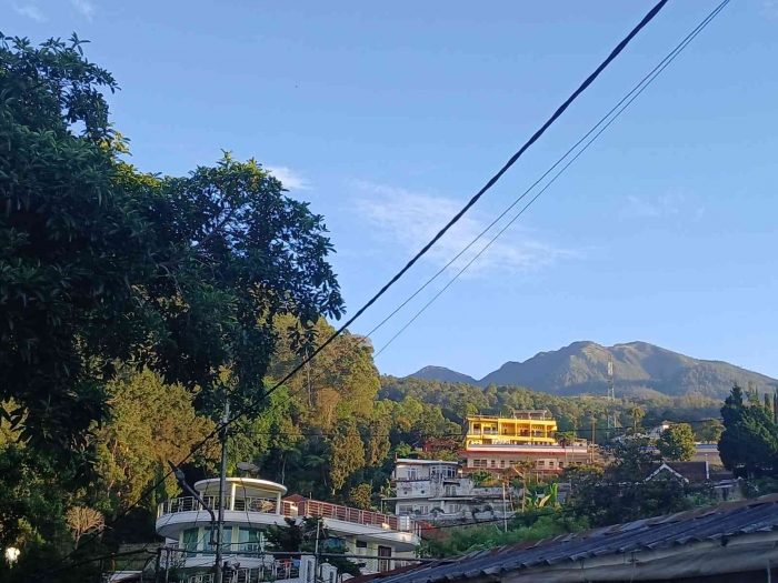 Tersedia hotel dan penginapan di sekitar telaga dengan view yang indah (dokumentasi pribadi: Isti Yogiswandani)
