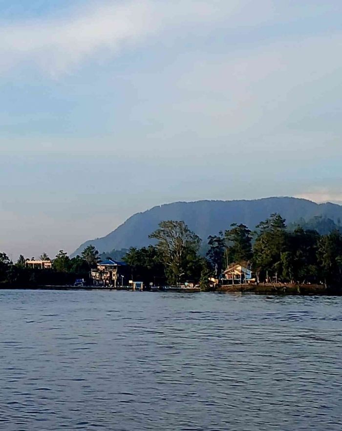 Telaga Sarangan di pagi hari ( Dokumentasi pribadi: Isti Yogiswandani)