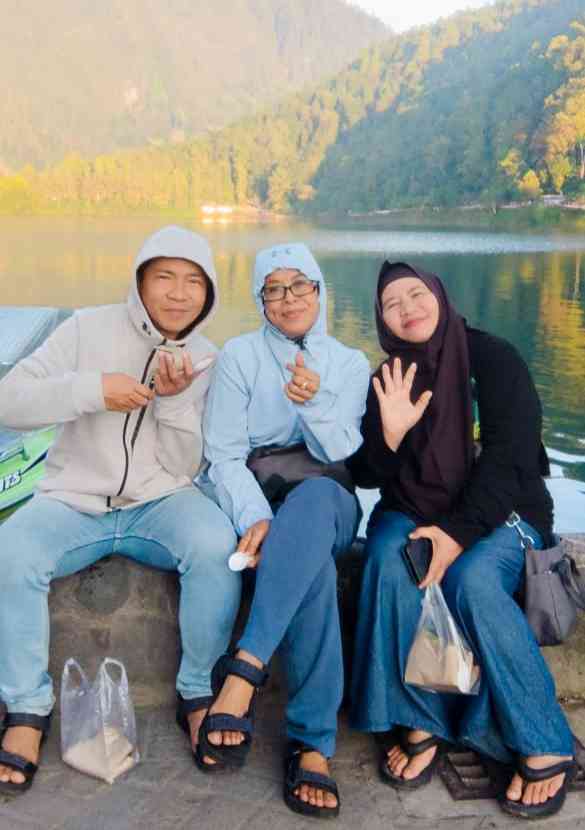 Selfi di pinggir telaga (dokumentasi pribadi: Isti Yogiswandani)